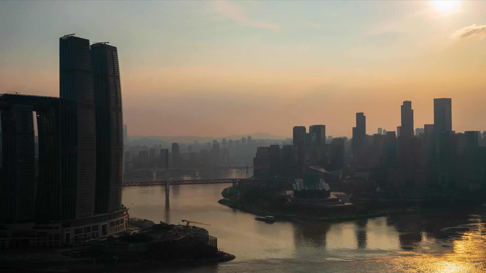 重庆两江汇合渝中半岛日落延时丁达尔视频的预览图
