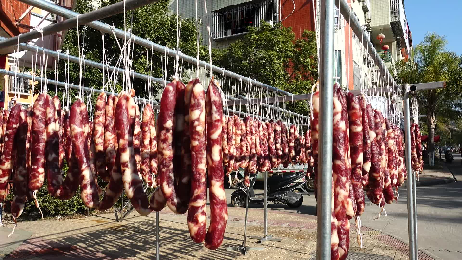 4k年味晾晒香肠腊肉腊猪肉视频的预览图