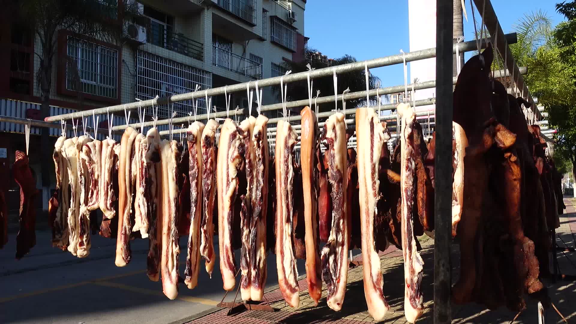 4k晾晒腊肉猪头肉年味美食花生视频的预览图
