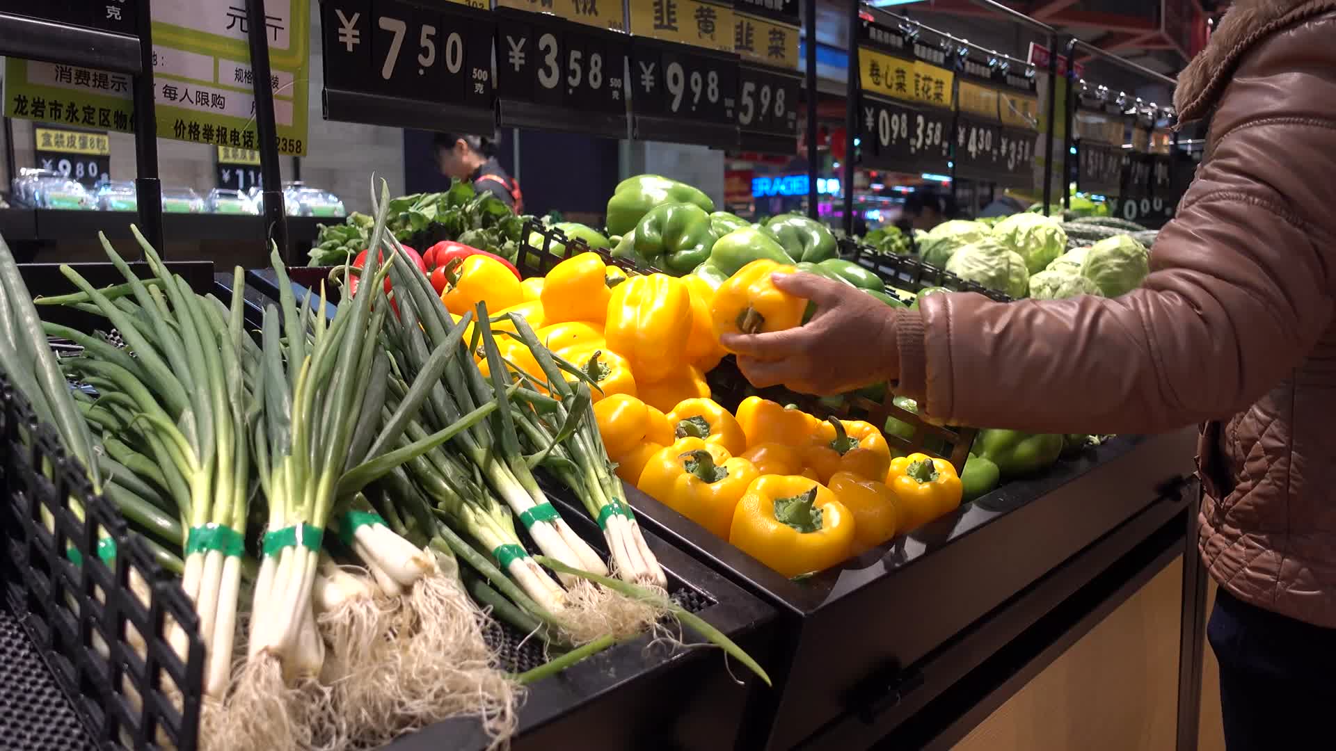 4k超市蔬菜大葱菜椒芹菜丝豆茄子西红柿白菜鸭视频的预览图