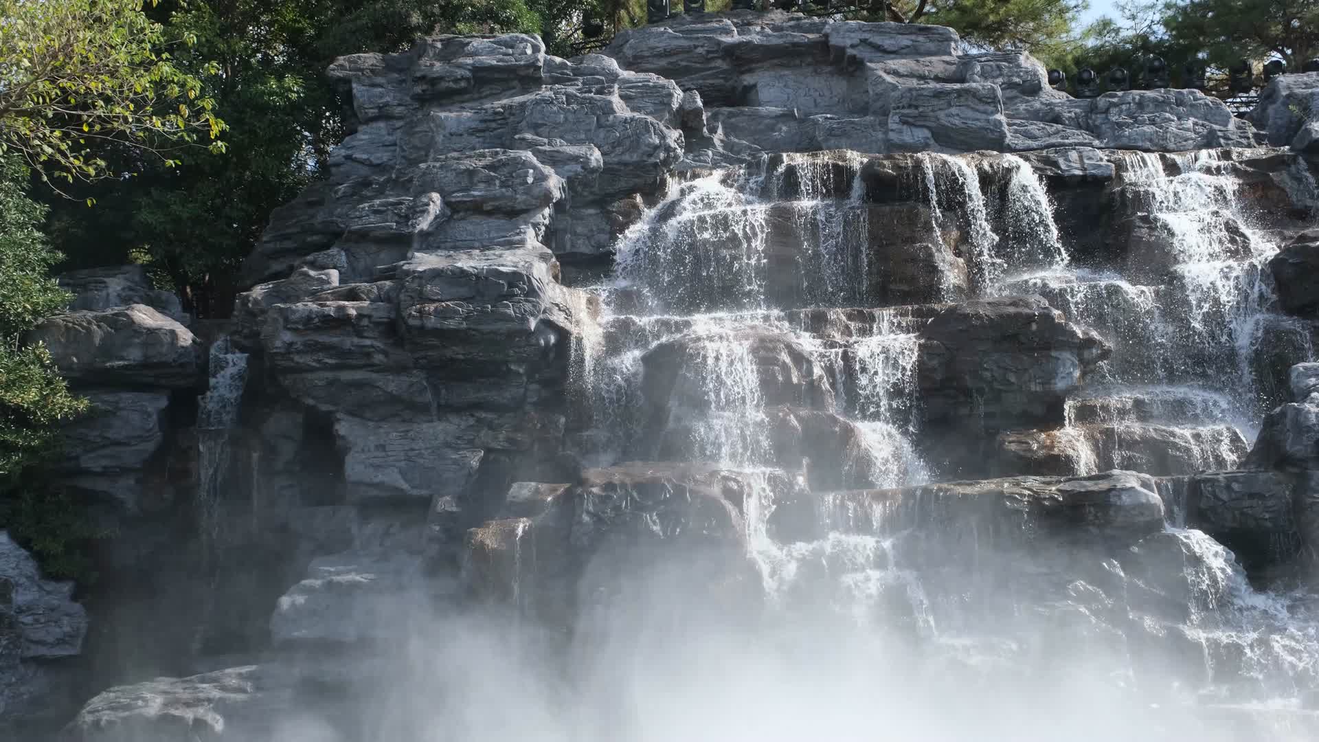 西安大唐芙蓉园的人工瀑布视频的预览图