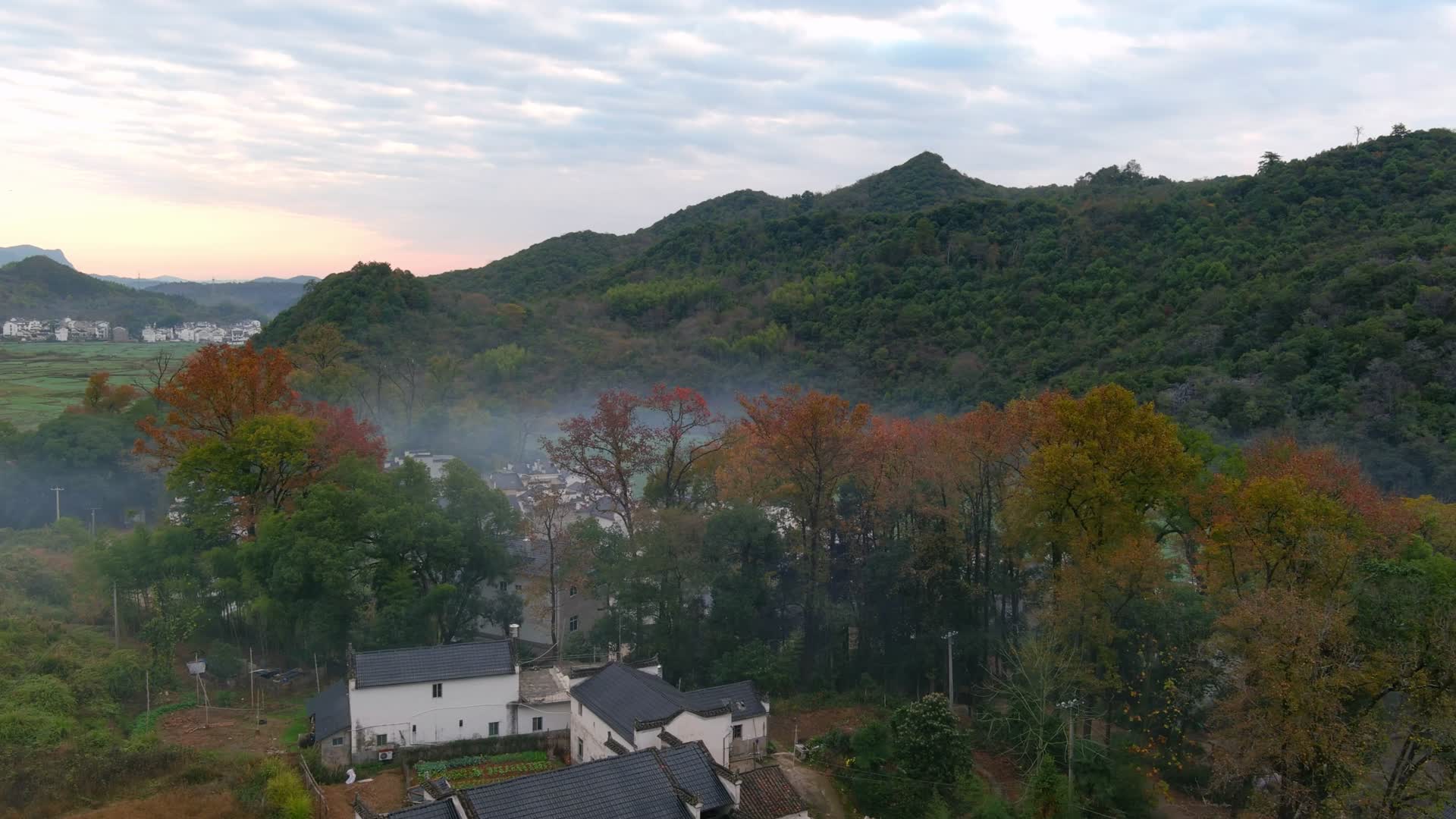 秋天村落航拍自然景观视频的预览图
