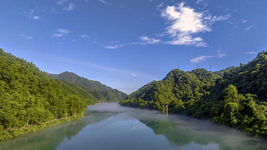4K延时航拍湖南郴州蓝天白云下的小东江视频的预览图