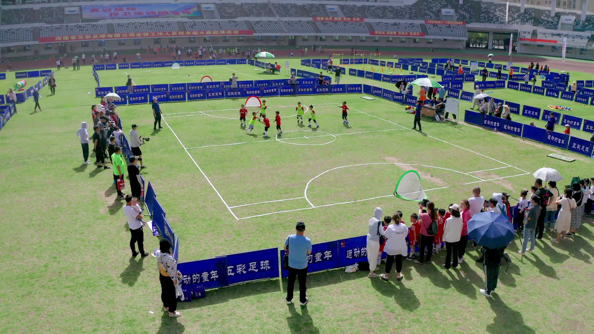 小孩球场踢足球视频的预览图