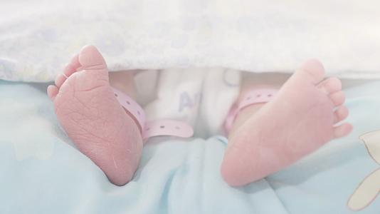 新生婴儿的脚丫视频的预览图