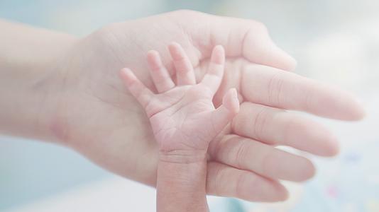 新生婴儿的手视频的预览图