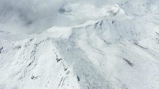 航拍西藏色季拉山雪景视频的预览图
