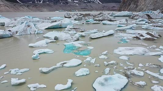 航拍冬天来古冰川冰碛湖的浮冰雪山雪景视频的预览图