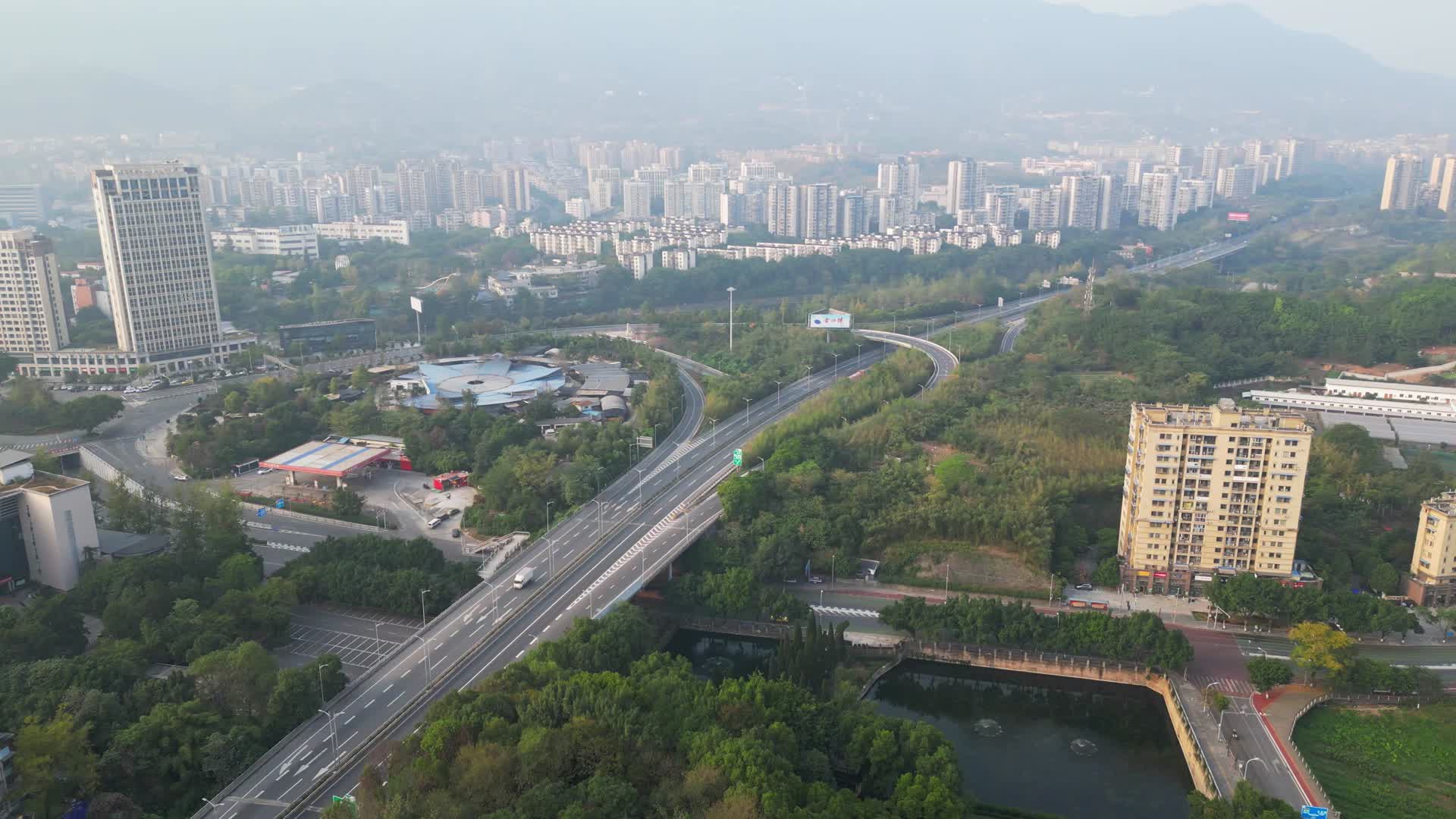 4K航拍重庆北碚高速路城市风光视频的预览图