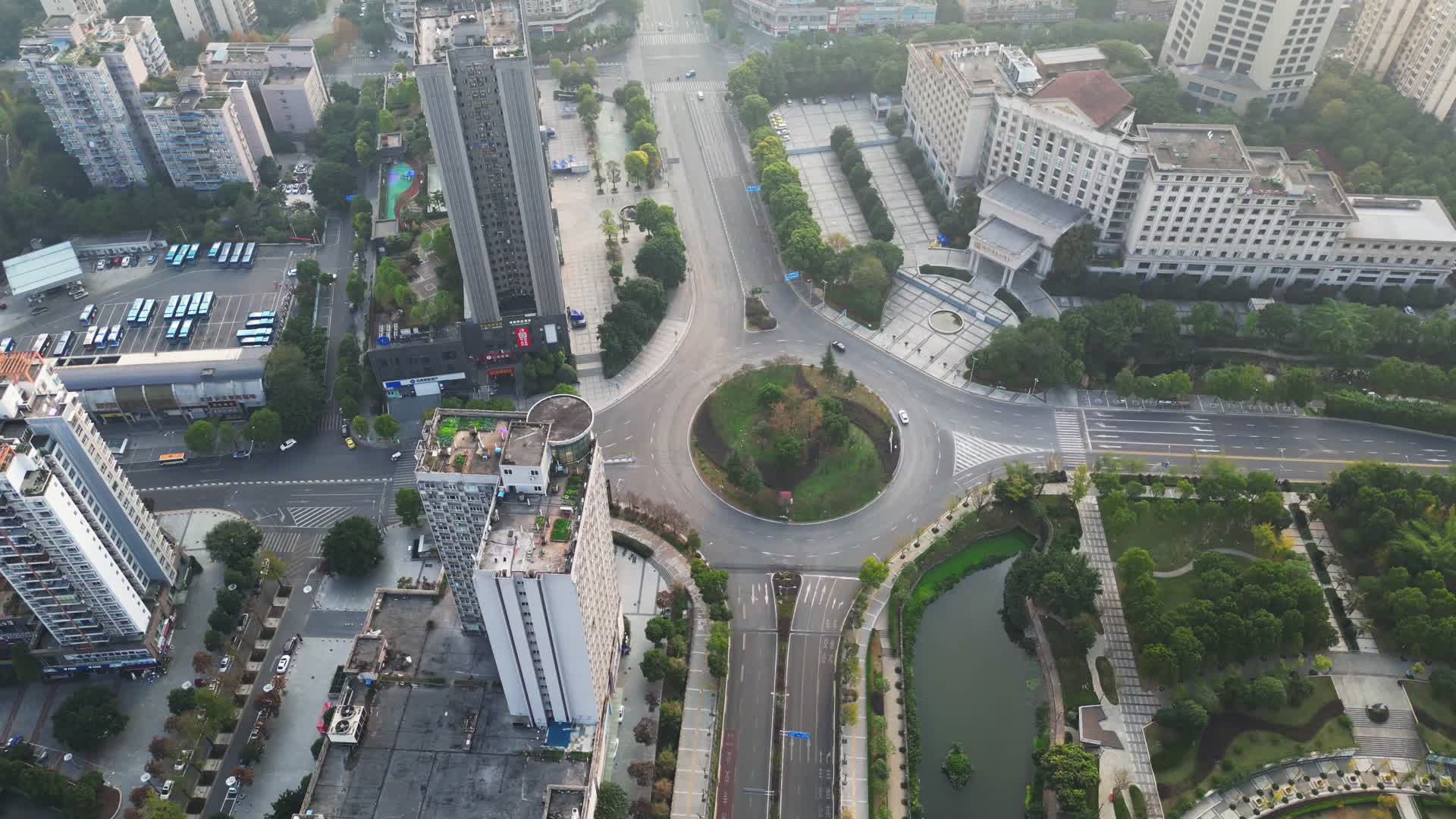 4K航拍重庆北碚缙云广场转盘交通枢纽视频的预览图