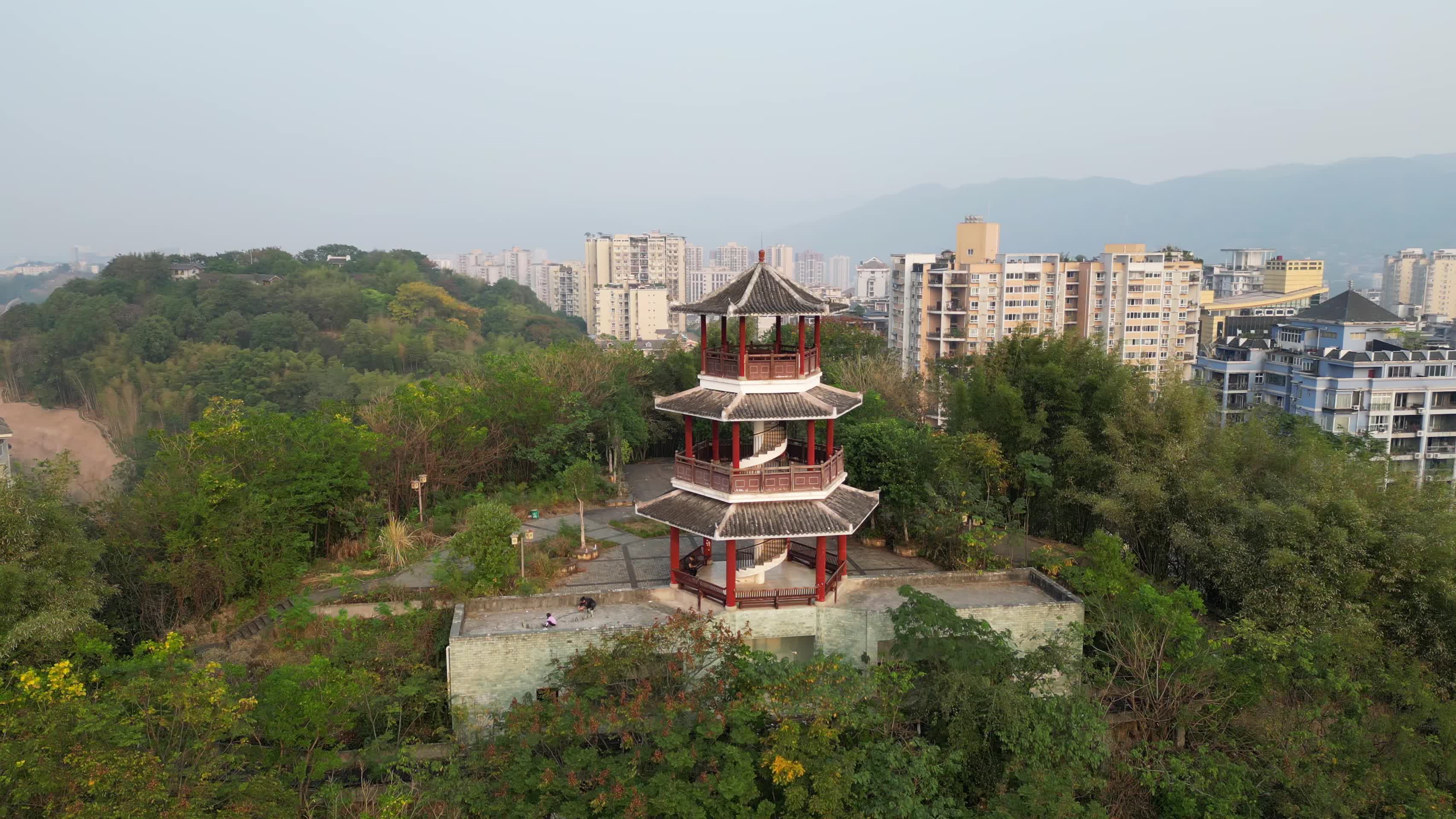 4K重庆北碚玉合公园山顶观光塔高角度航拍视频的预览图