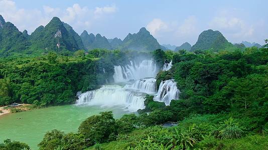 中越边境德天跨国瀑布越南板约瀑布视频的预览图