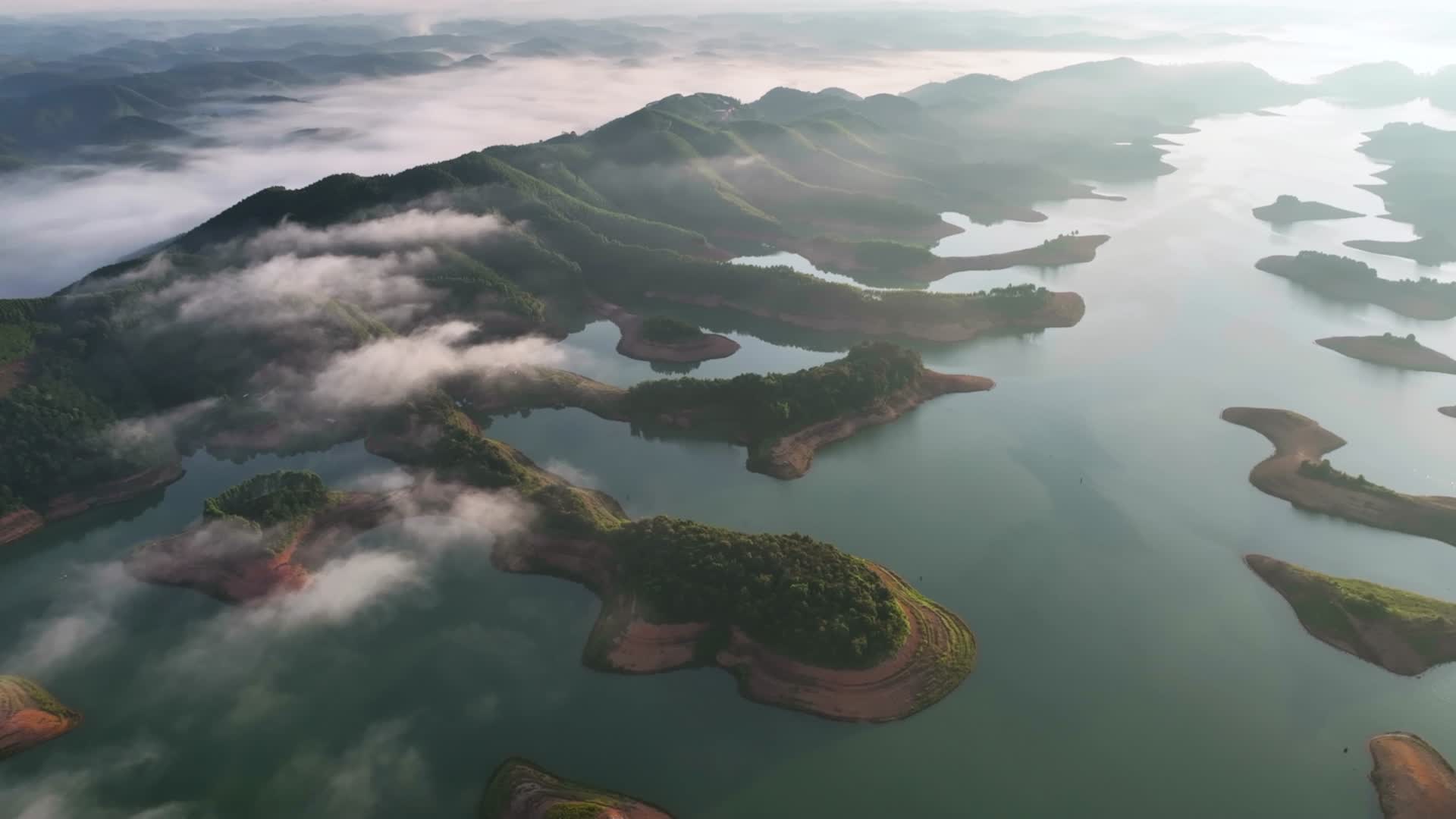 4K航拍南宁凤亭湖一镜到底视频的预览图