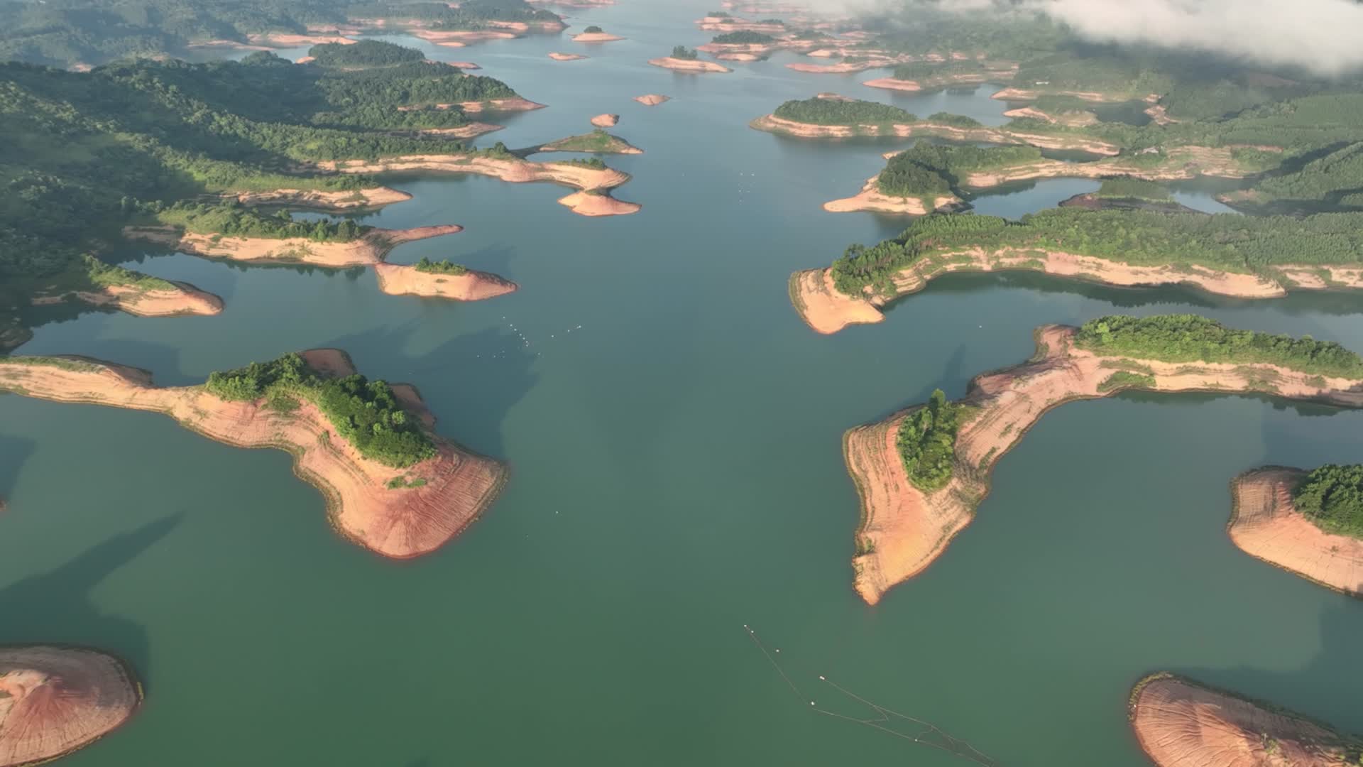 4K航拍南宁凤亭湖风光视频的预览图