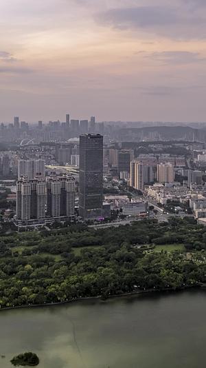 高清竖屏延时航拍南宁城市黄昏天空视频的预览图