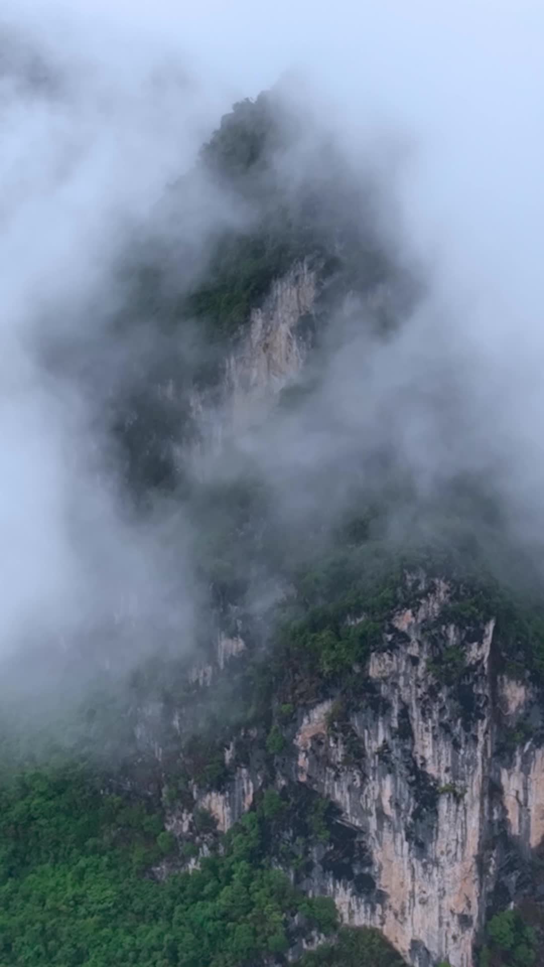 高清竖屏航拍大新明仕田园风景区群山风云视频的预览图