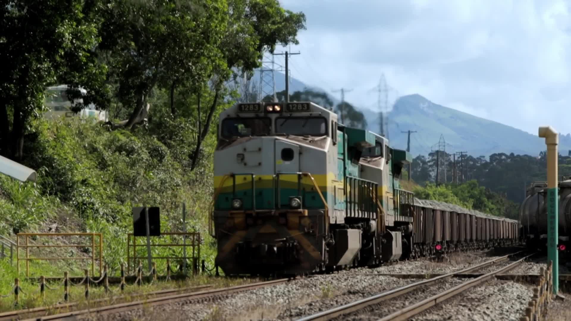 巴西火车拉铁矿石运输视频的预览图