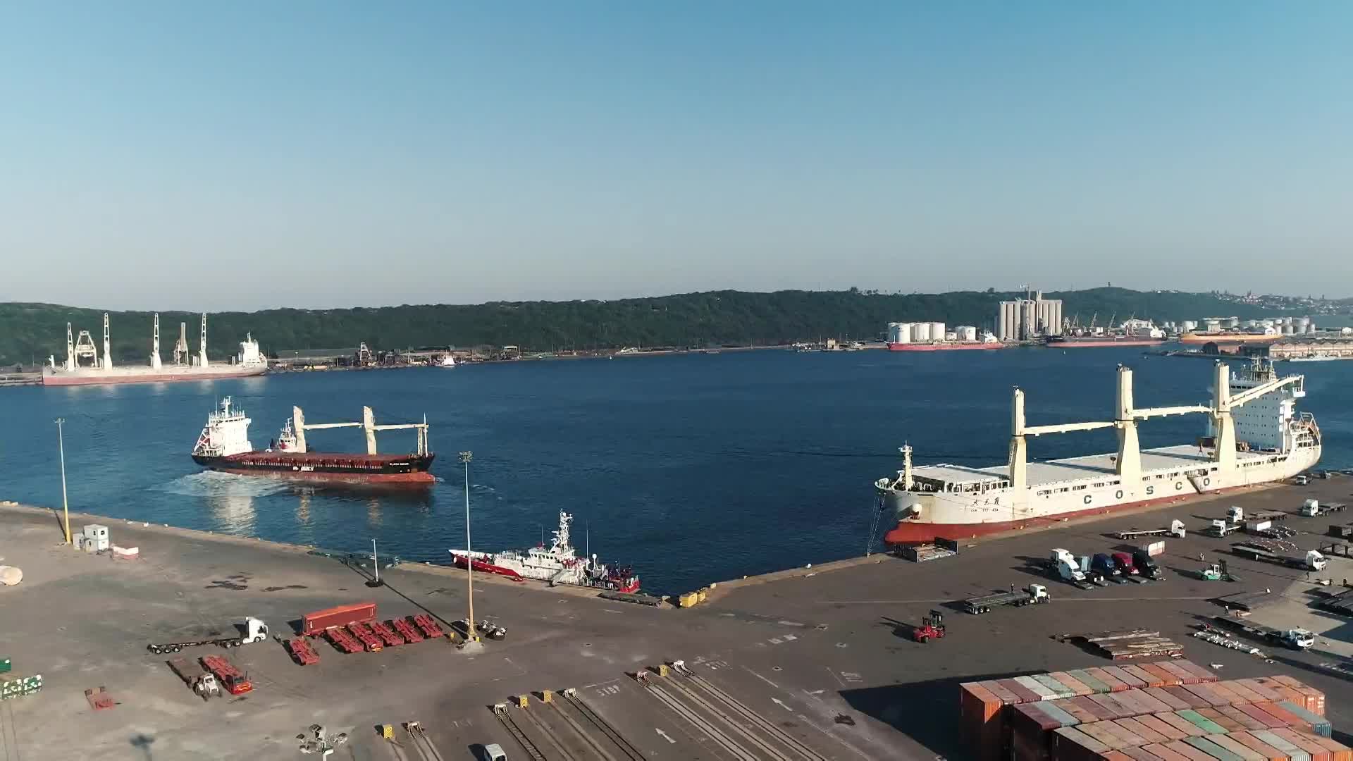 南非德班繁忙的港口运输视频的预览图