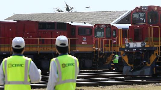 南非德班工作人员巡视检修内燃机车视频的预览图