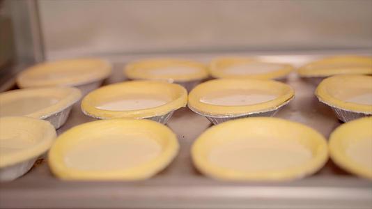 用烤箱制作蛋挞美食视频的预览图