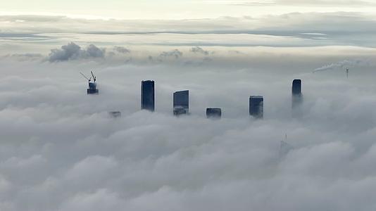 航拍南京城市平流雾云海视频的预览图