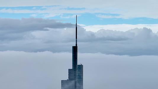 航拍南京城市平流雾云海视频的预览图