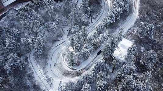 四川佛教名山峨眉山冬季航拍云雾缭绕山林雪景视频的预览图