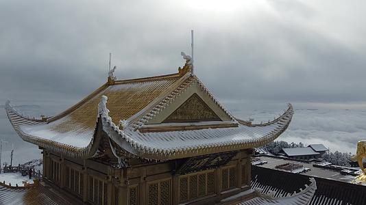 四川佛教名山峨眉山金顶大佛冬季航拍云海缭绕大气雪景视频的预览图