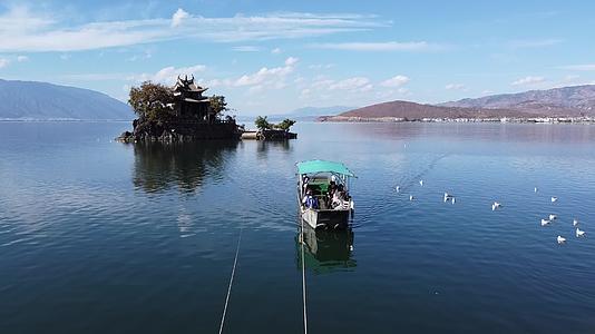 云南大理航拍洱海边海西小普陀景区视频的预览图