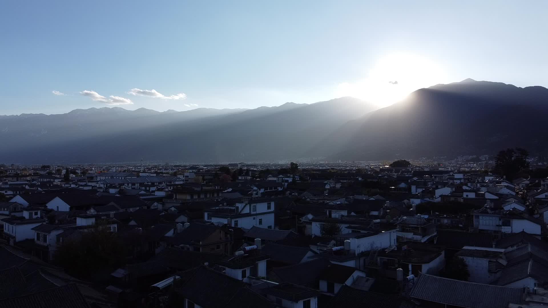 云南大理航拍洱海边喜洲古镇日落光影视频的预览图