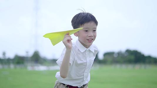 小孩子奔跑放纸飞机视频的预览图