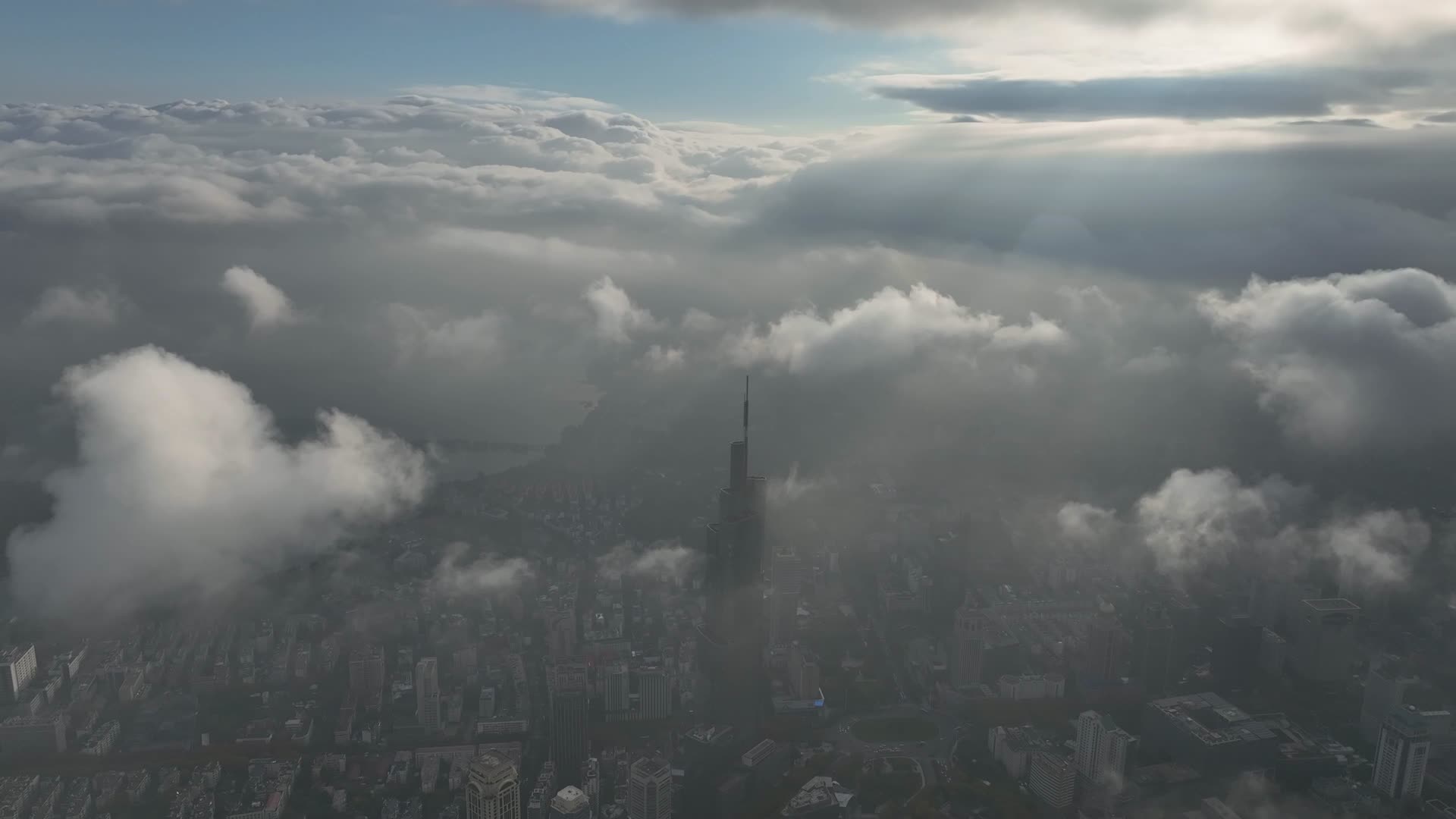 航拍云海下的南京地标紫峰大厦视频的预览图