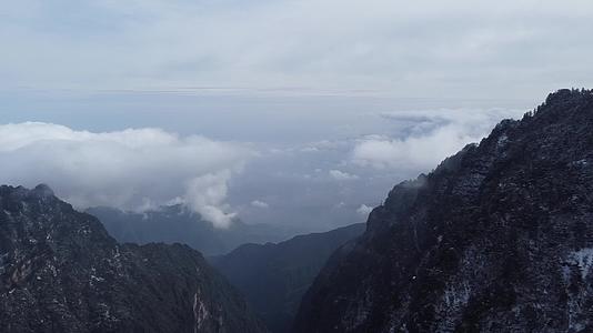 四川佛教名山峨眉山冬季航拍云雾缭绕山林雪景视频的预览图