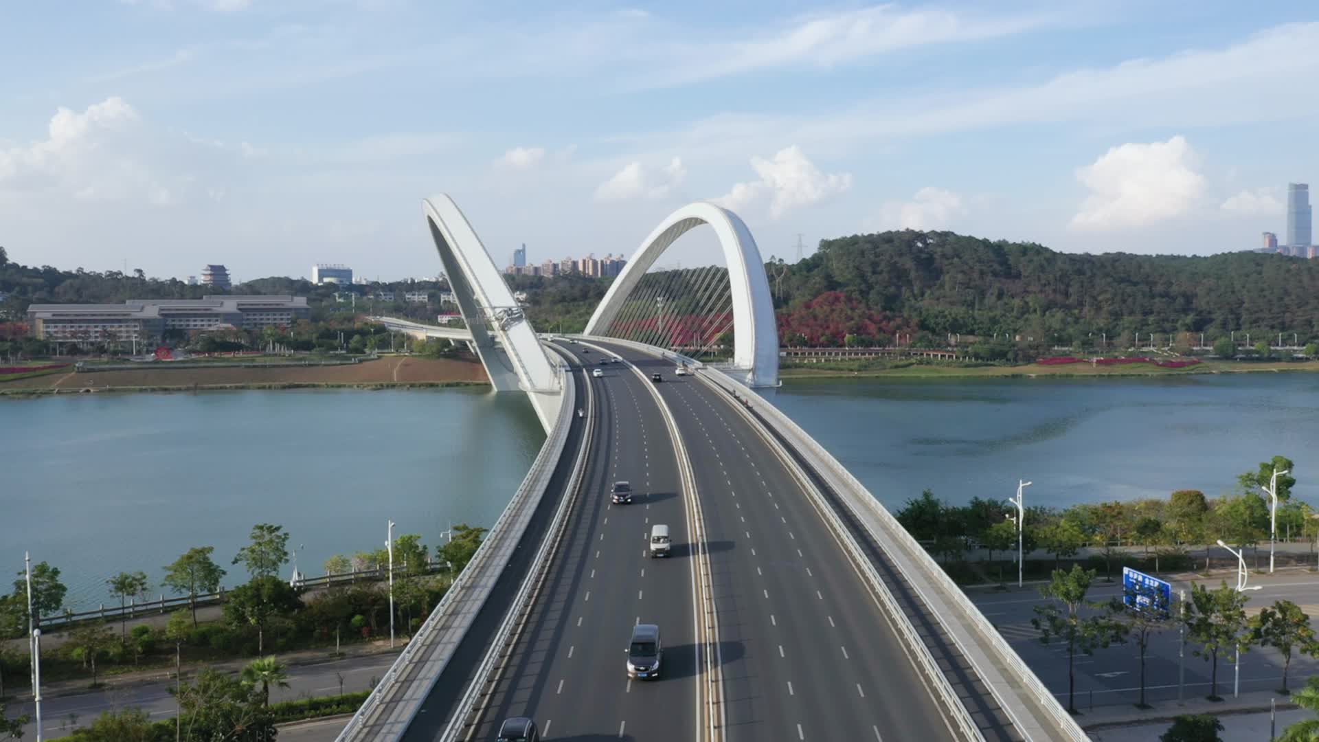 4K航拍南宁大桥一镜到底视频的预览图