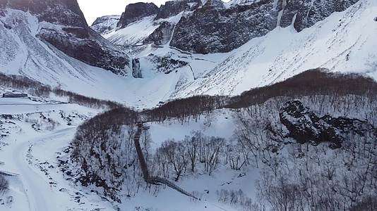 吉林长白山冬季航拍山峰白雪大气壮美视频的预览图