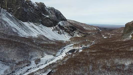吉林长白山冬季航拍山峰白雪大气壮美视频的预览图