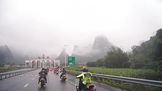 摩托车广西最美高速合那高速云雾缭绕高速公路高速公路机车公路视频的预览图