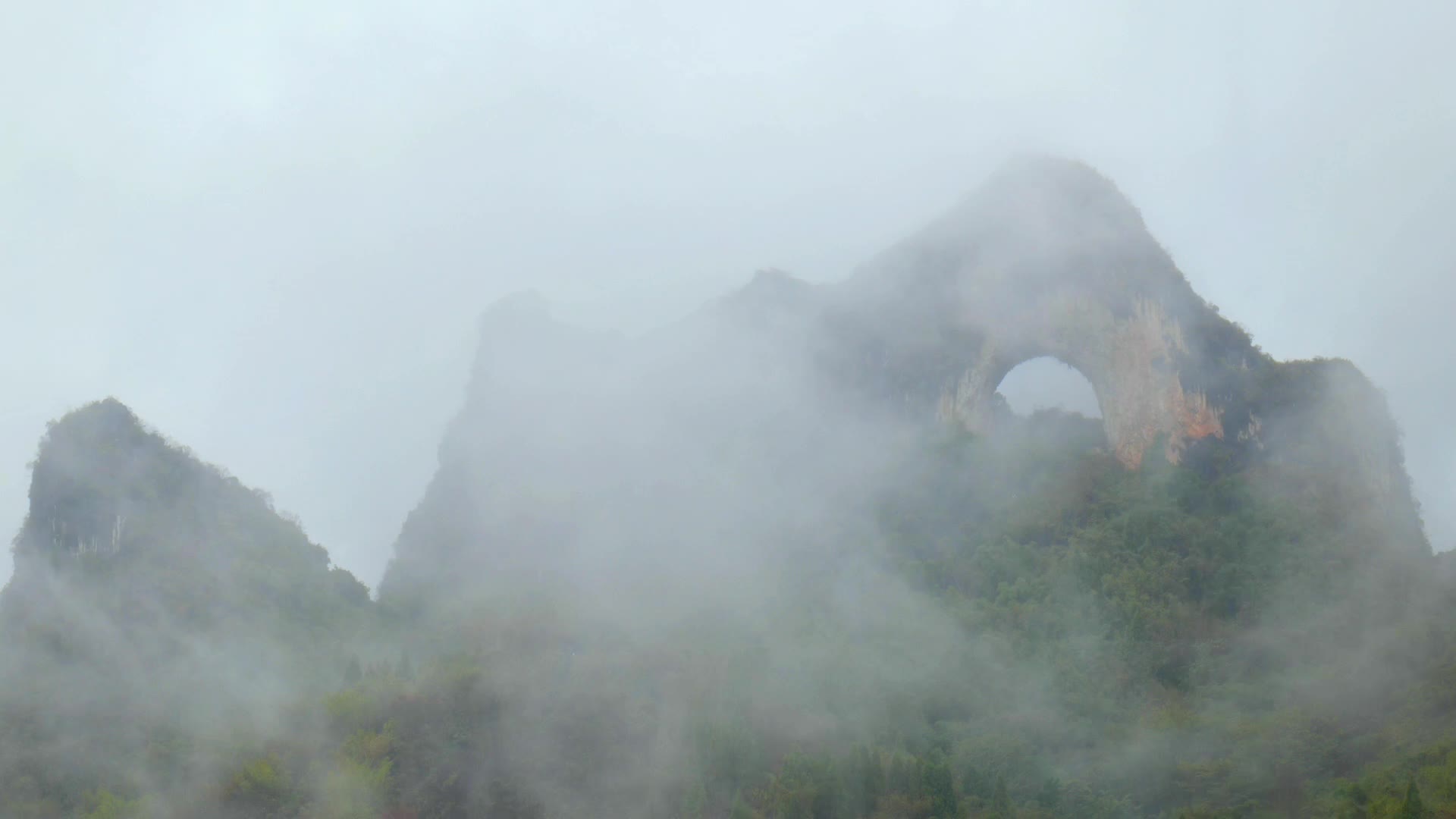 桂林阳朔月亮山景区雨后云雾缭绕视频的预览图