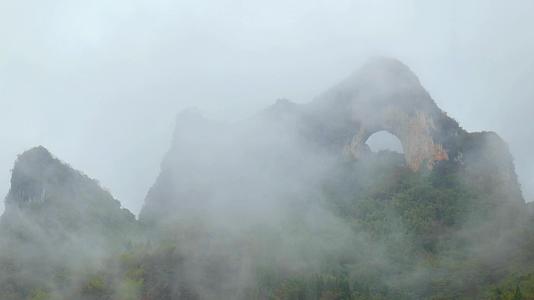 桂林阳朔月亮山景区雨后云雾缭绕视频的预览图