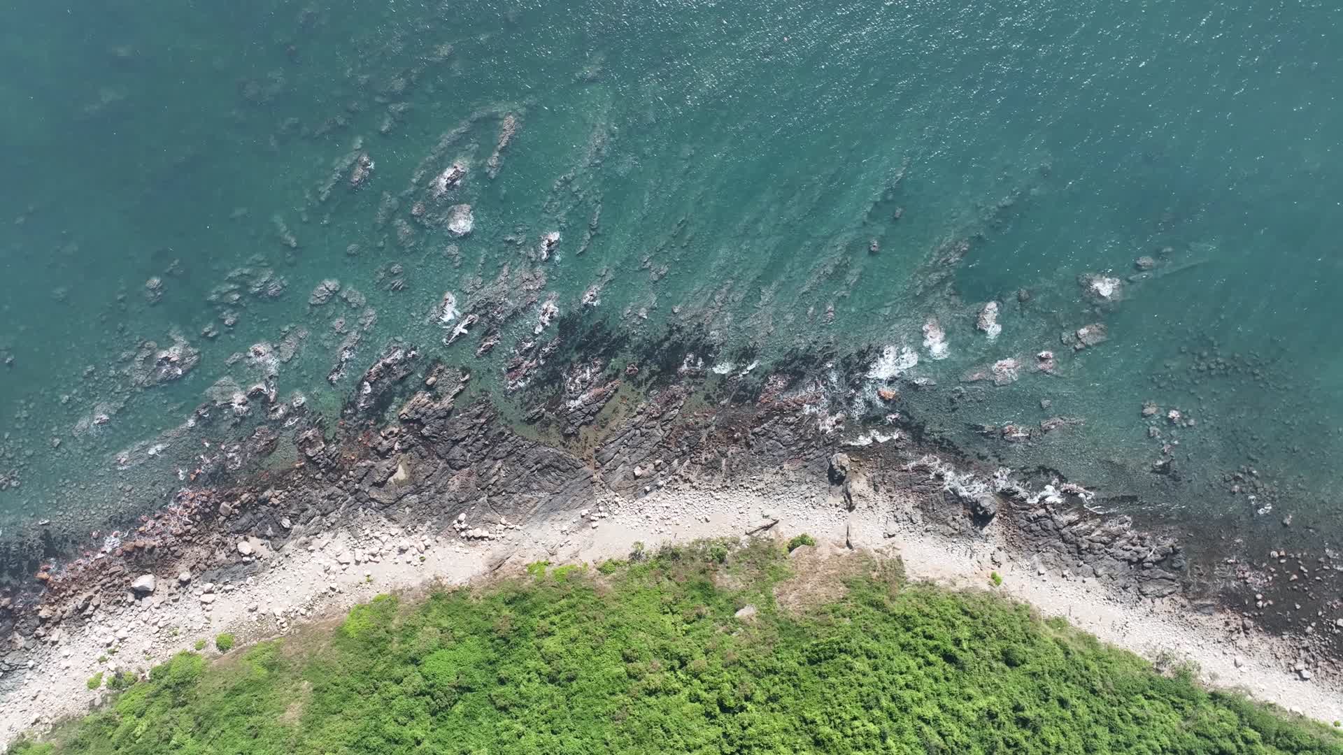 航拍深圳东西冲海岸线景观视频的预览图