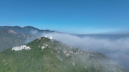 航拍深圳东西涌天文台海岸线云海景观4K视频的预览图