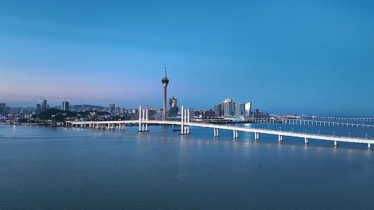 航拍澳门西湾大桥蓝调时分城市景观视频的预览图