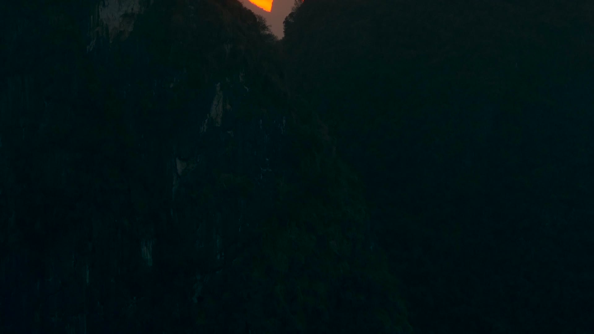 长焦航拍漓江喀斯特地貌日落黄昏晚霞视频的预览图