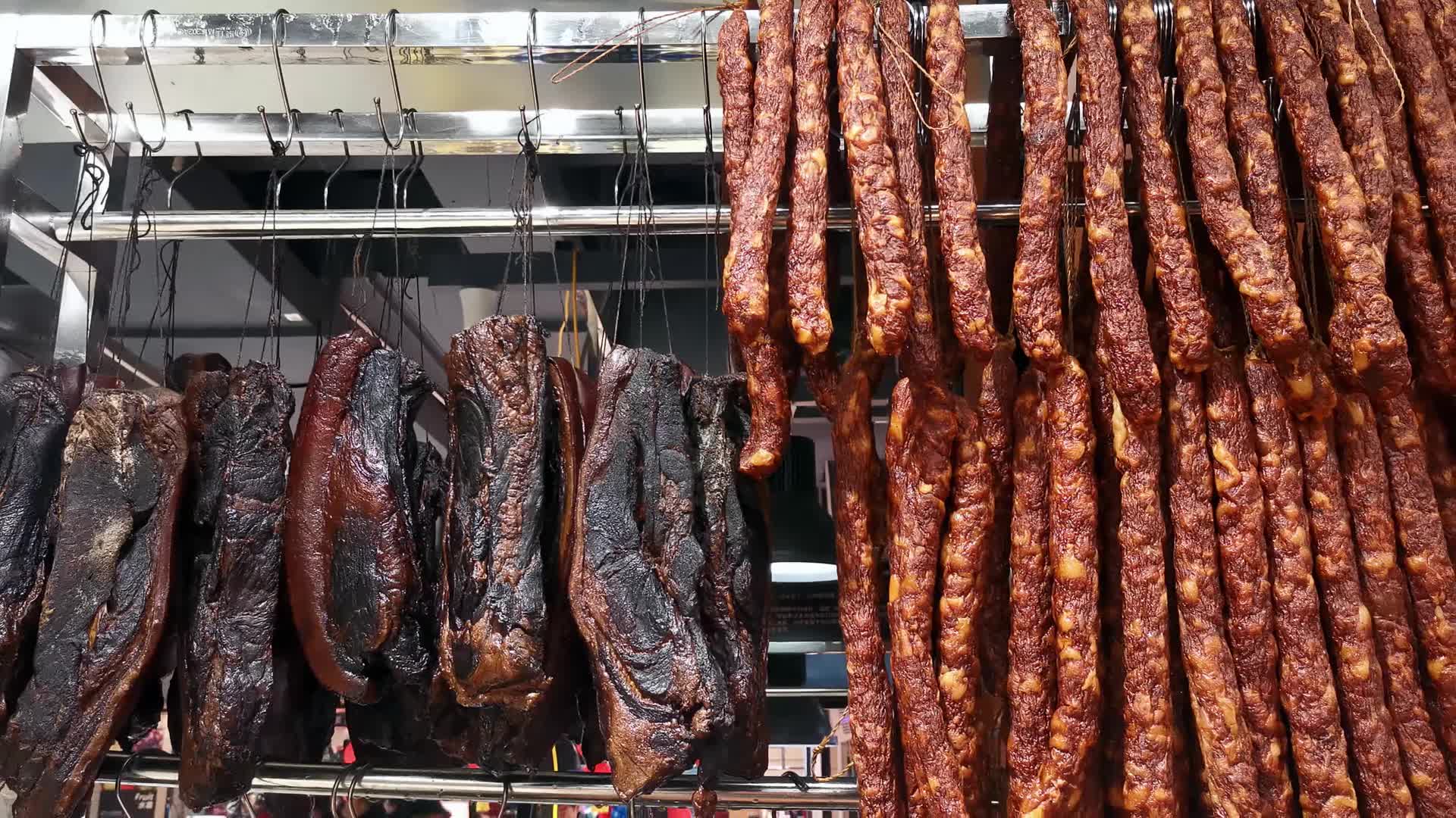 腊肉香肠年货近景实拍视频视频的预览图