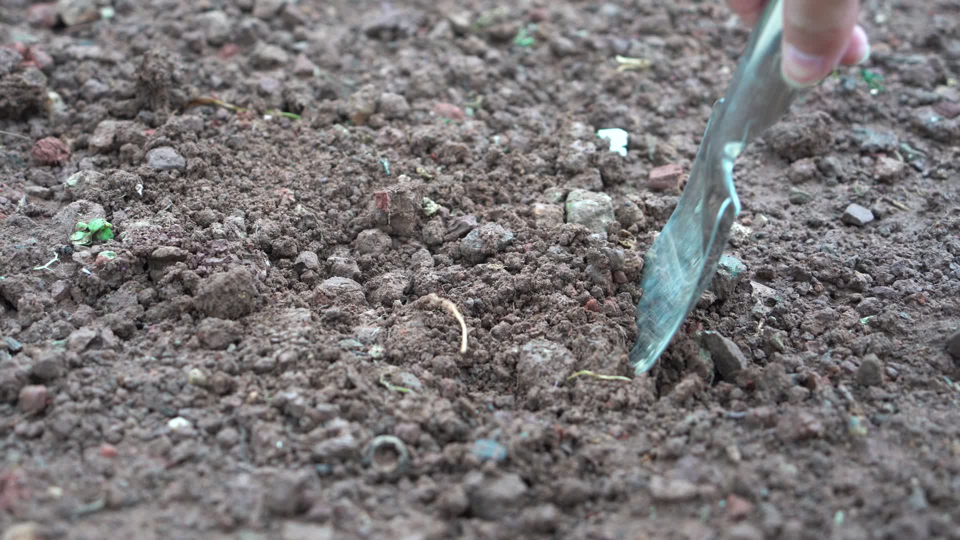 4K手持铲子挖土挖坑准备种植特写镜头视频的预览图