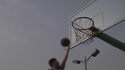 篮球少年视频的预览图