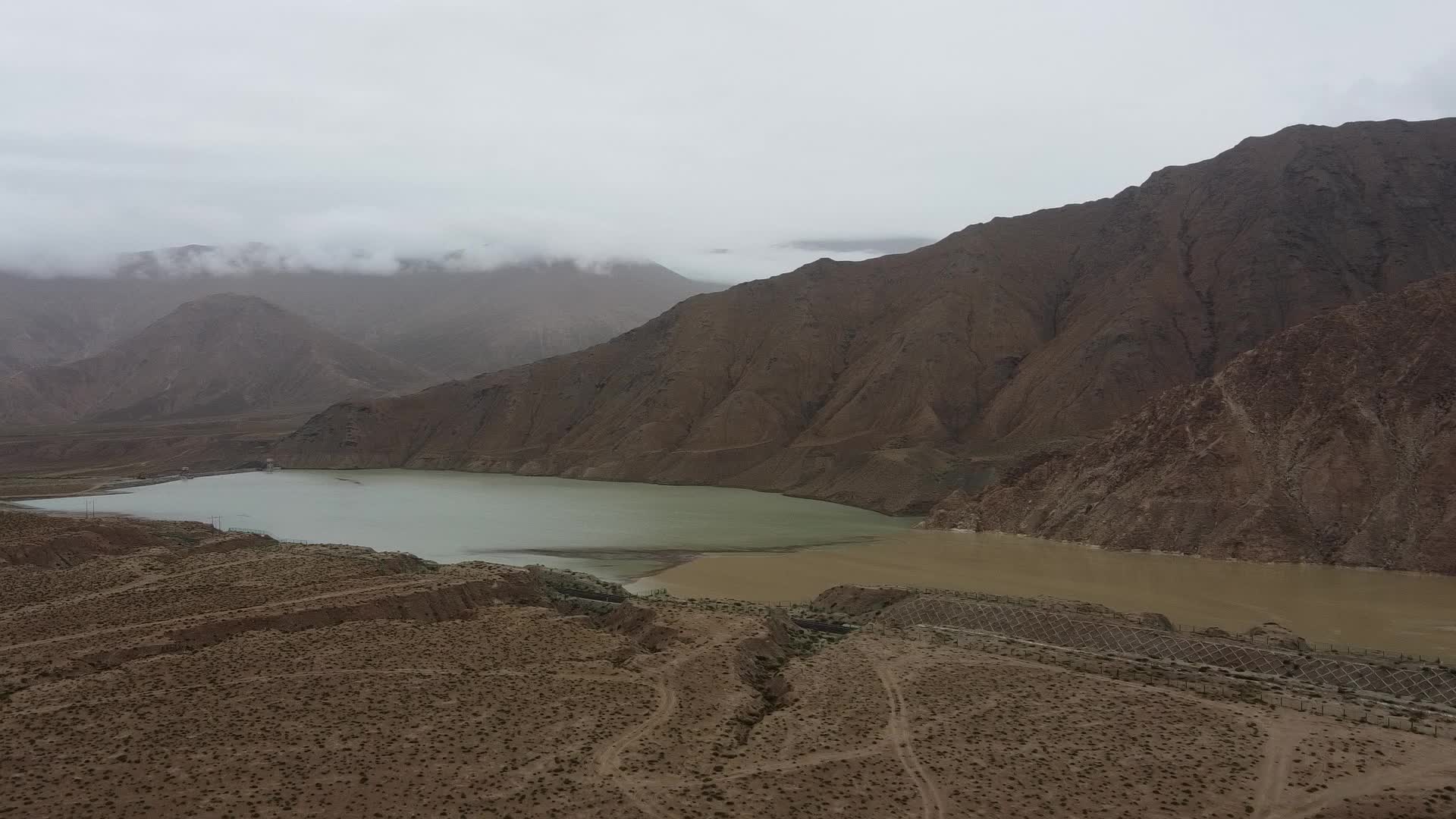 航拍青海可可西里无人区青藏线河流走向大气视频的预览图