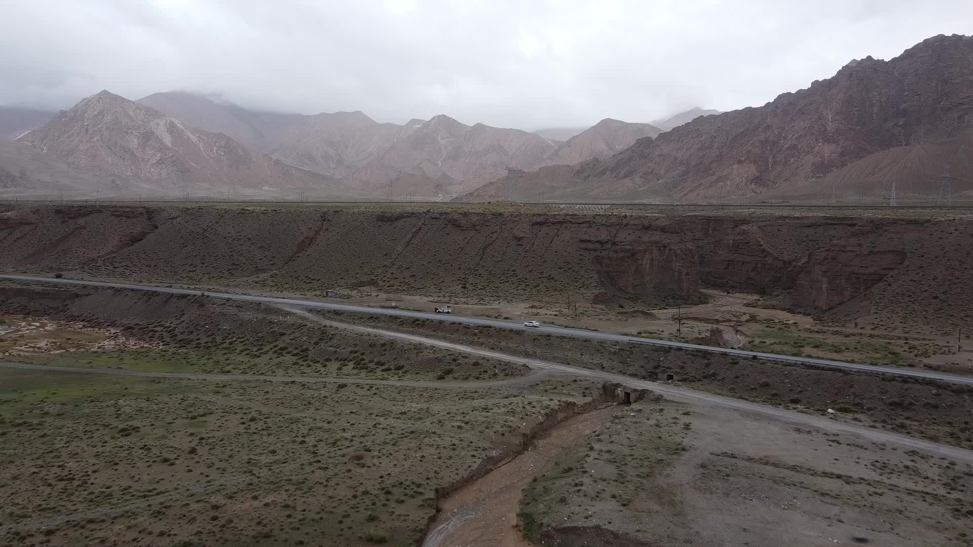 航拍青海可可西里无人区青藏线火车公路大气辽阔视频的预览图