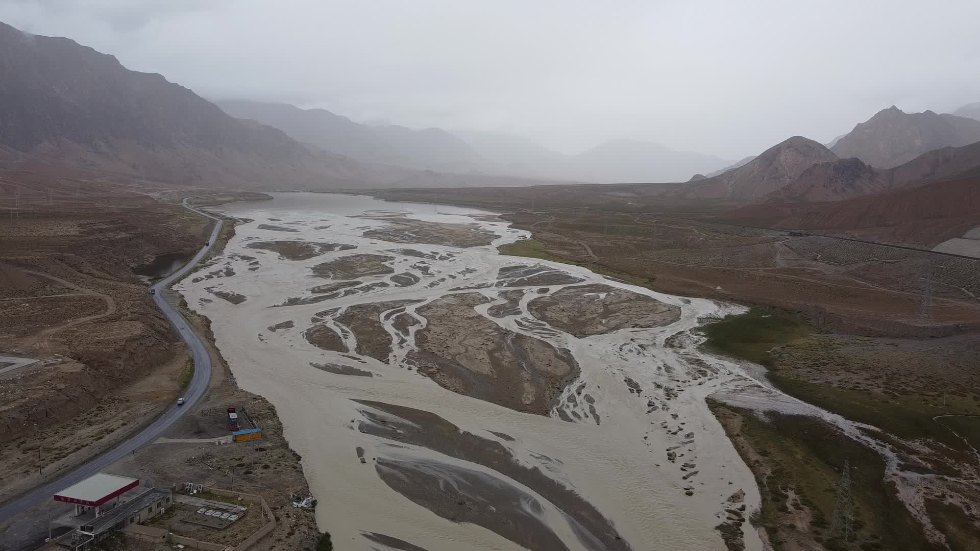 航拍青海可可西里无人区青藏线视频的预览图