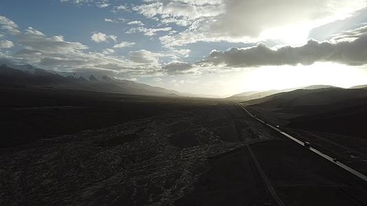 航拍青海可可西里无人区青藏线火车公路大气辽阔视频的预览图